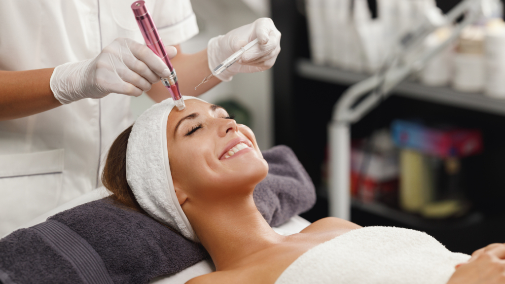 Mikronakłuwanie twarzy na zmarszczki