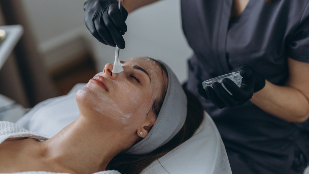 Zabieg z kwasami na twarz