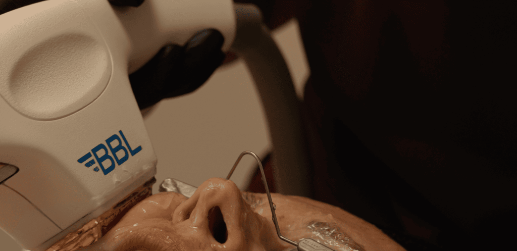 Odmładzanie genowe – nowoczesna terapia światłem dla młodszej i zdrowszej skóry